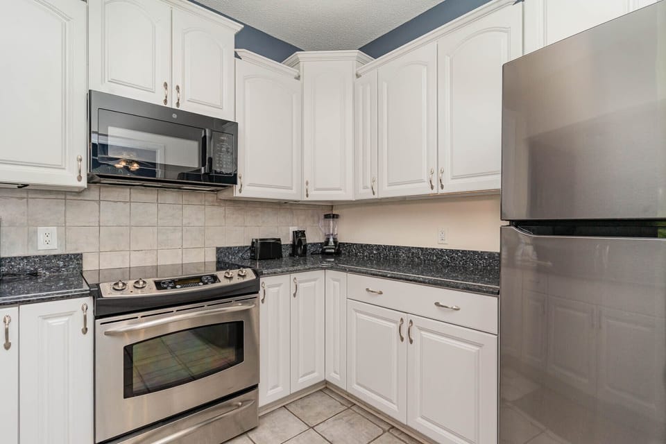 Kitchen - This kitchen also has all the cookware you need to make fantastic meals!