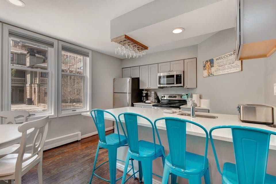 The bar area with seating for four bridges the living and kitchen spaces and makes for convenient, serving snacking and socializing thanks to this home’s open-concept layout.