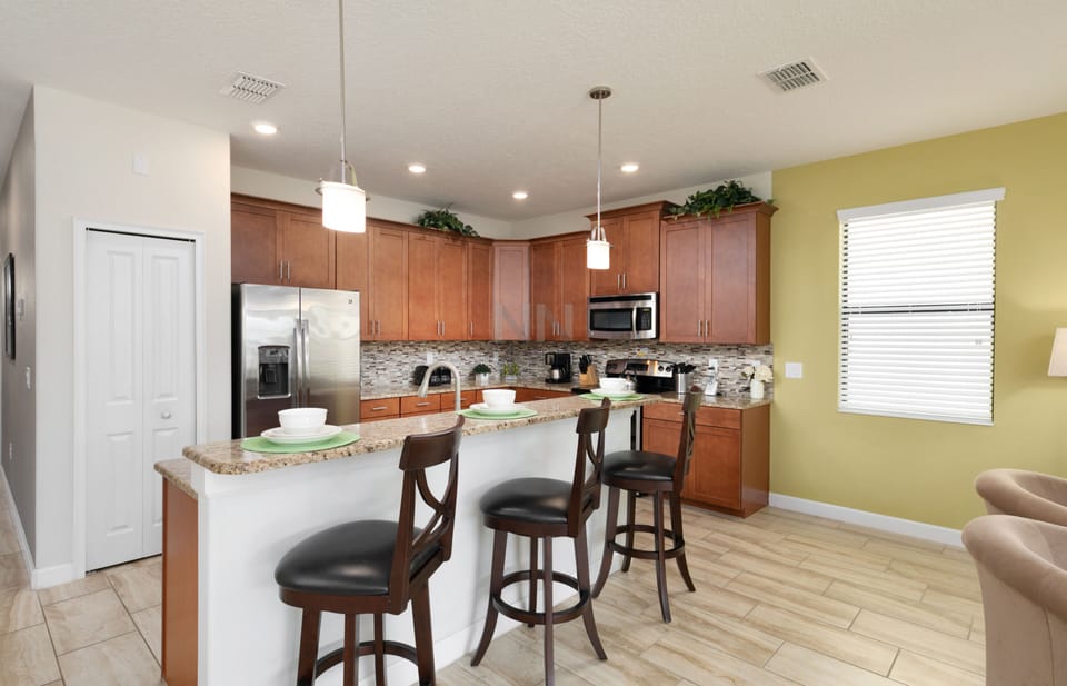 Convenient breakfast bar: Perfect for quick meals or coffee.