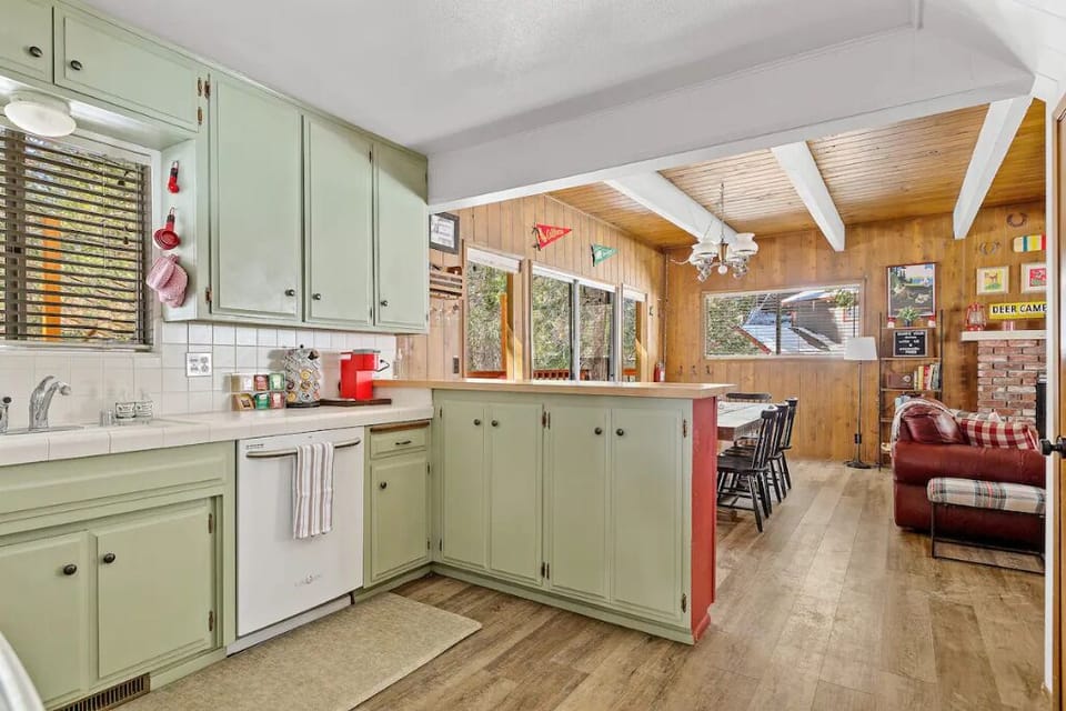 ✥Kitchen✥
Forage for tasty food at this casual rustic eatery!