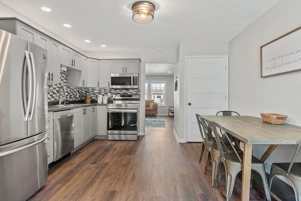 Enjoy a spacious open kitchen with a dining area conveniently located on the side—perfect for cooking, dining, and socializing with family or friends.
