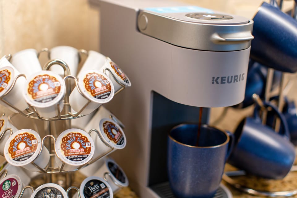 Keurig coffee maker with complimentary pods 
