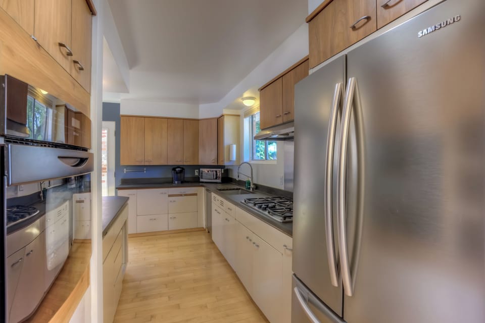 Fully appointed kitchen with all major appliances