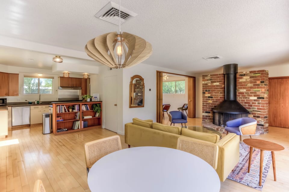 Open floor plan with kitchen, breakfast nook and living room 