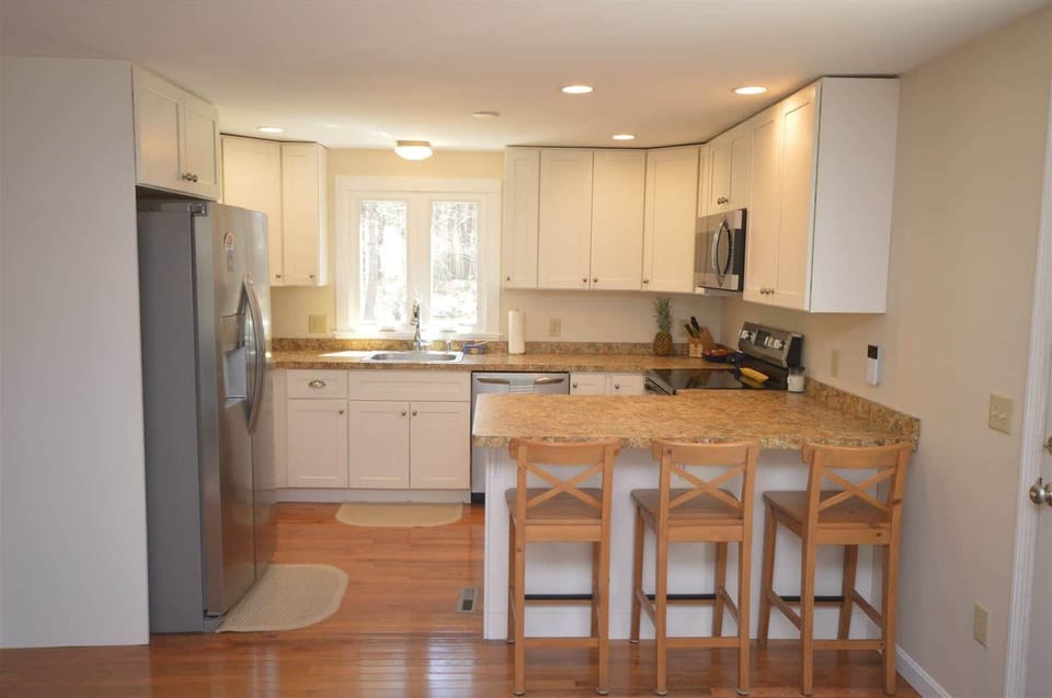 Full Kitchen with peninsula and seating for three 