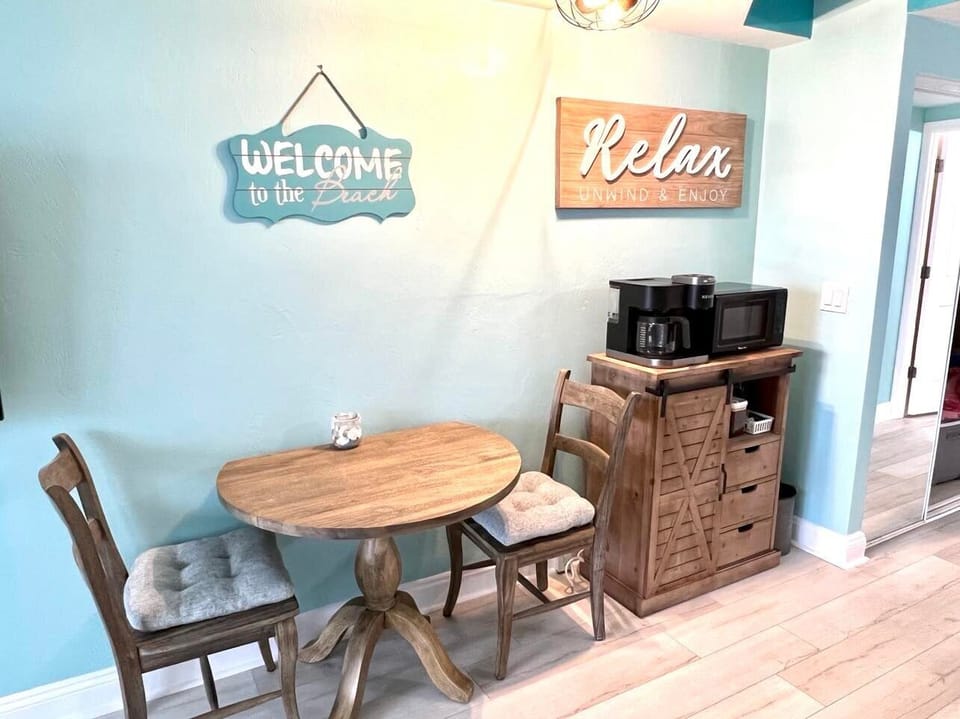 Coffee bar and dinette