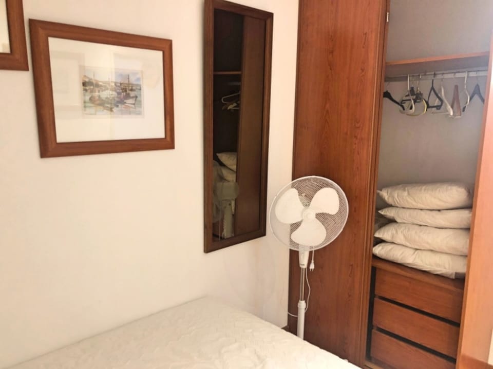 Quarto c/ roupeiro