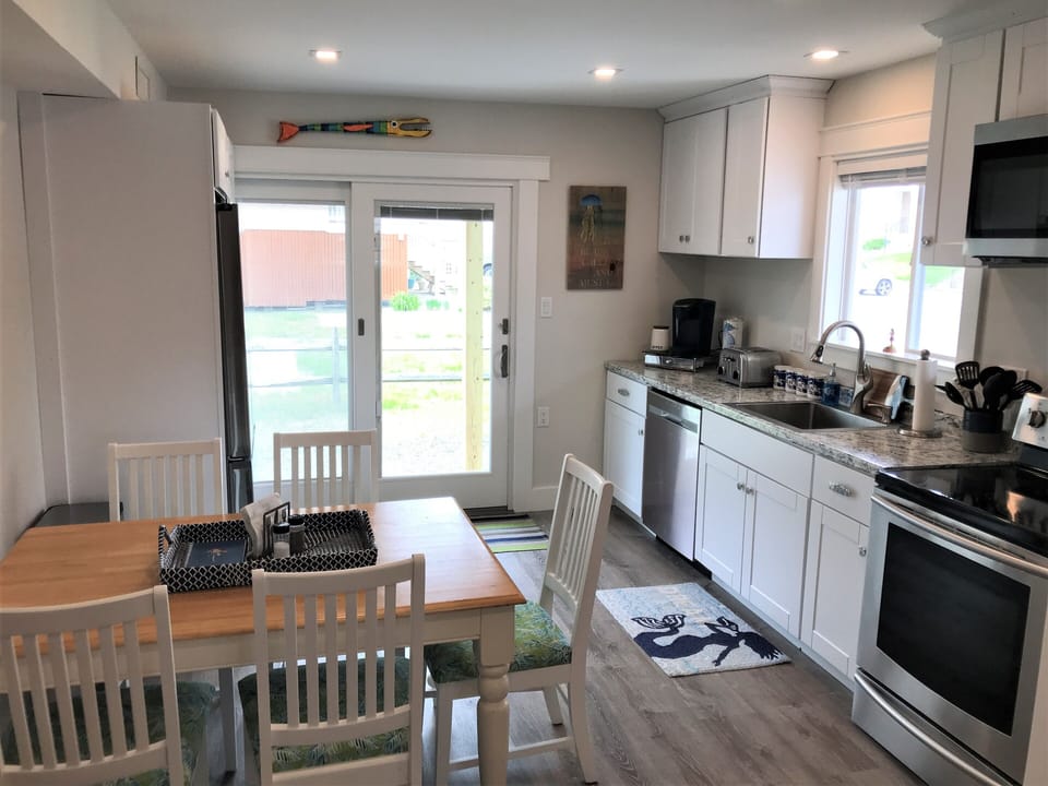Plenty of cabinet space, stainless appliances
