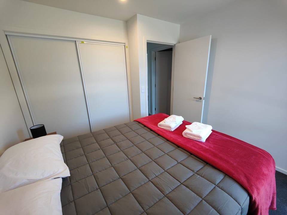 Bedroom 6 - queen, rear unit