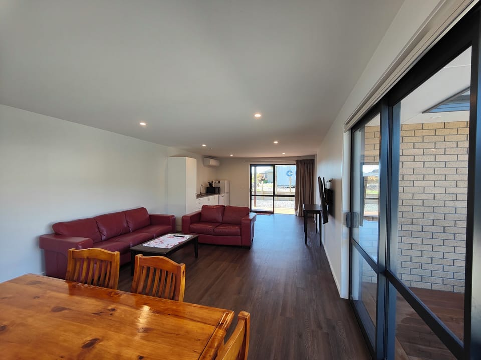 Dining, looking towards lounge & kitchenette, rear unit