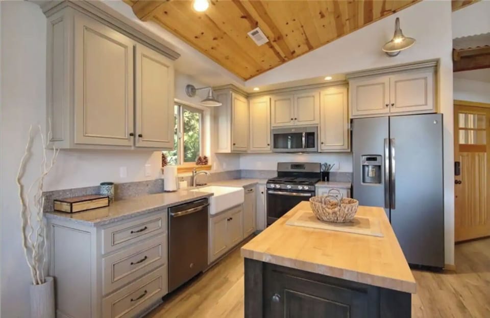 Great Modern Farmhouse Touches in this Chefs kitchen