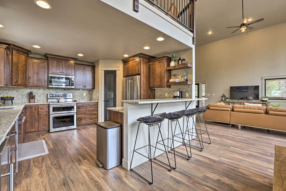 Breakfast Bar w/ Additional Seating | Main Level