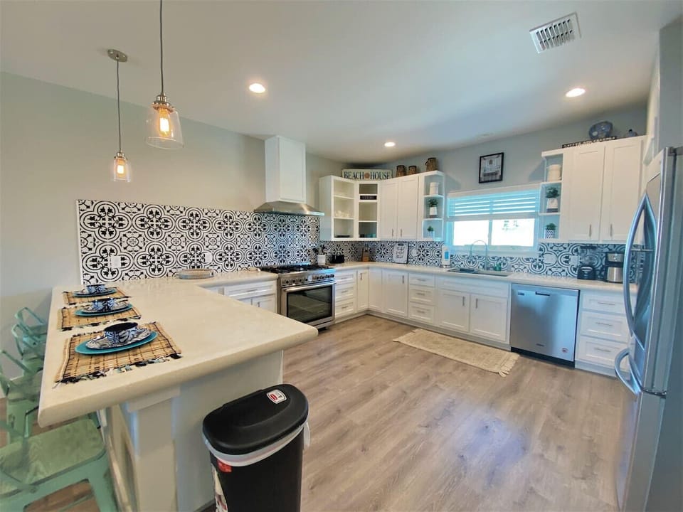 Coastal convenience — modern appliances and laid-back charm make every beach day snack or meal prep a breeze.