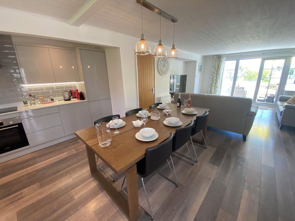 Open plan kitchen and dining area