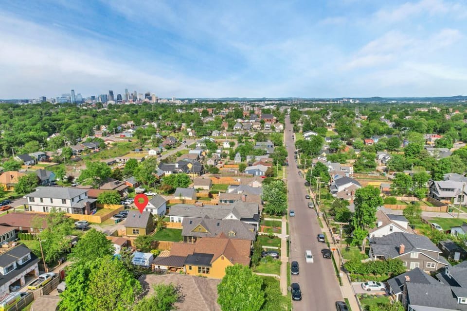 The property is a 5-min Uber ride into downtown Nashville & the Broadway scene.