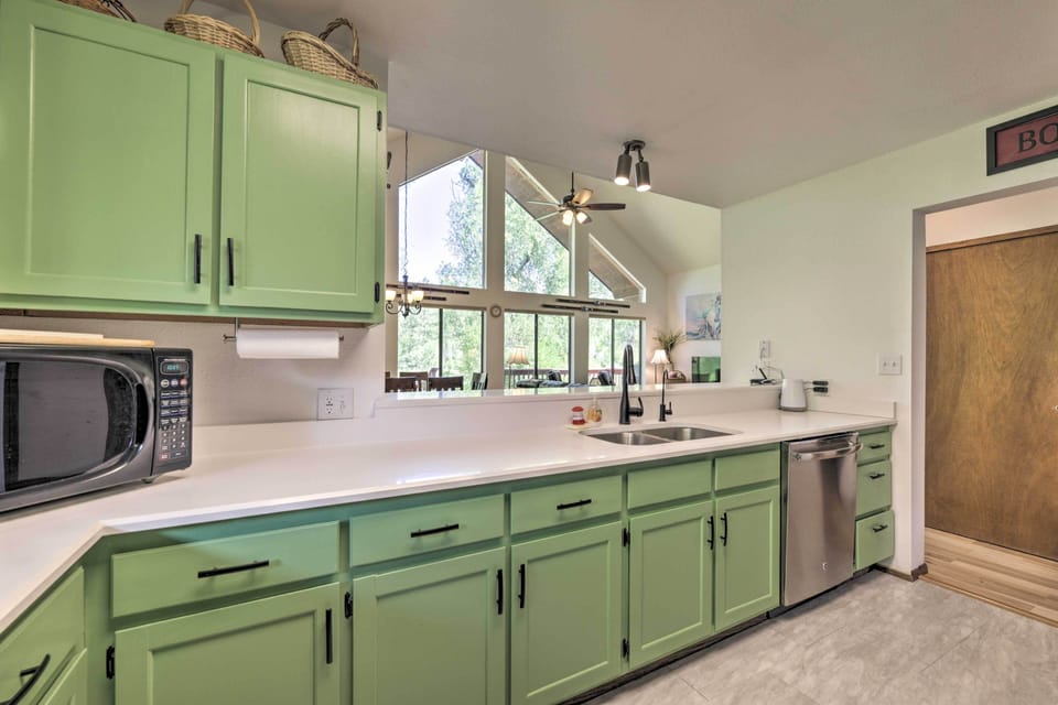 Kitchen | Breakfast Bar
