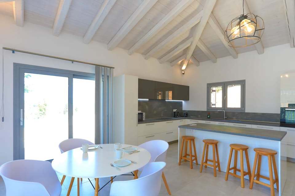 Dining%2FBreakfast Bar %26amp%3B fully fitted kitchen