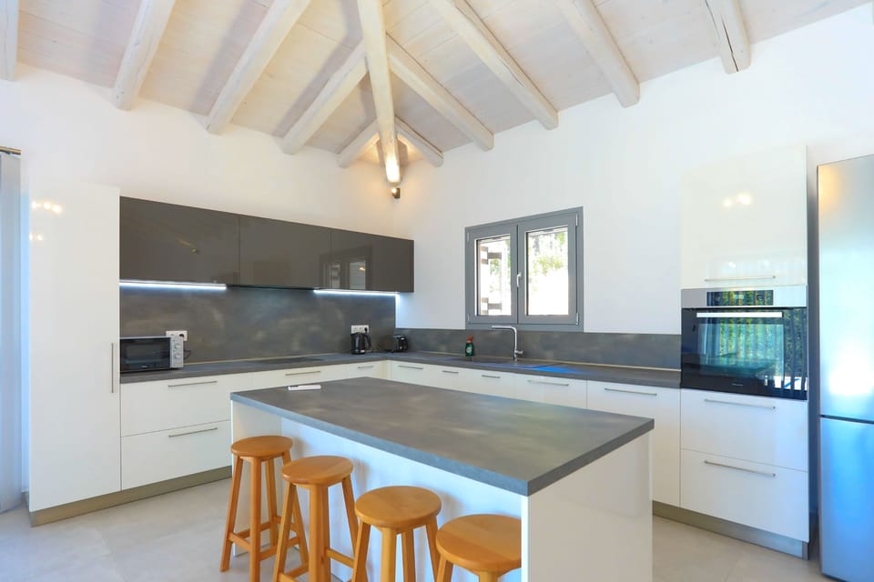 Breakfast Bar with  fully fitted kitchen