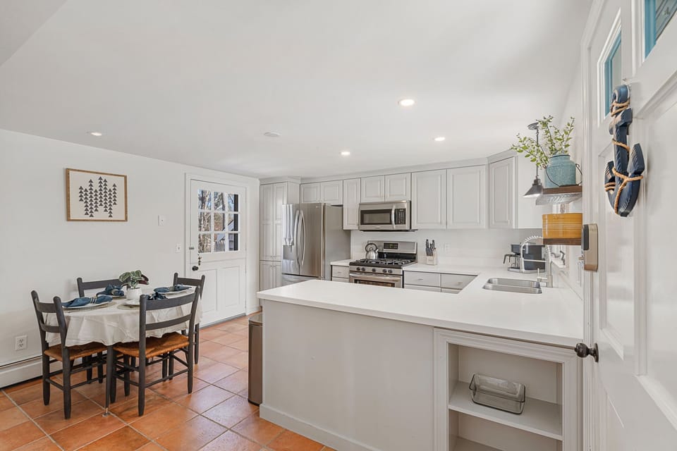 Fully equipped eat-in kitchen.