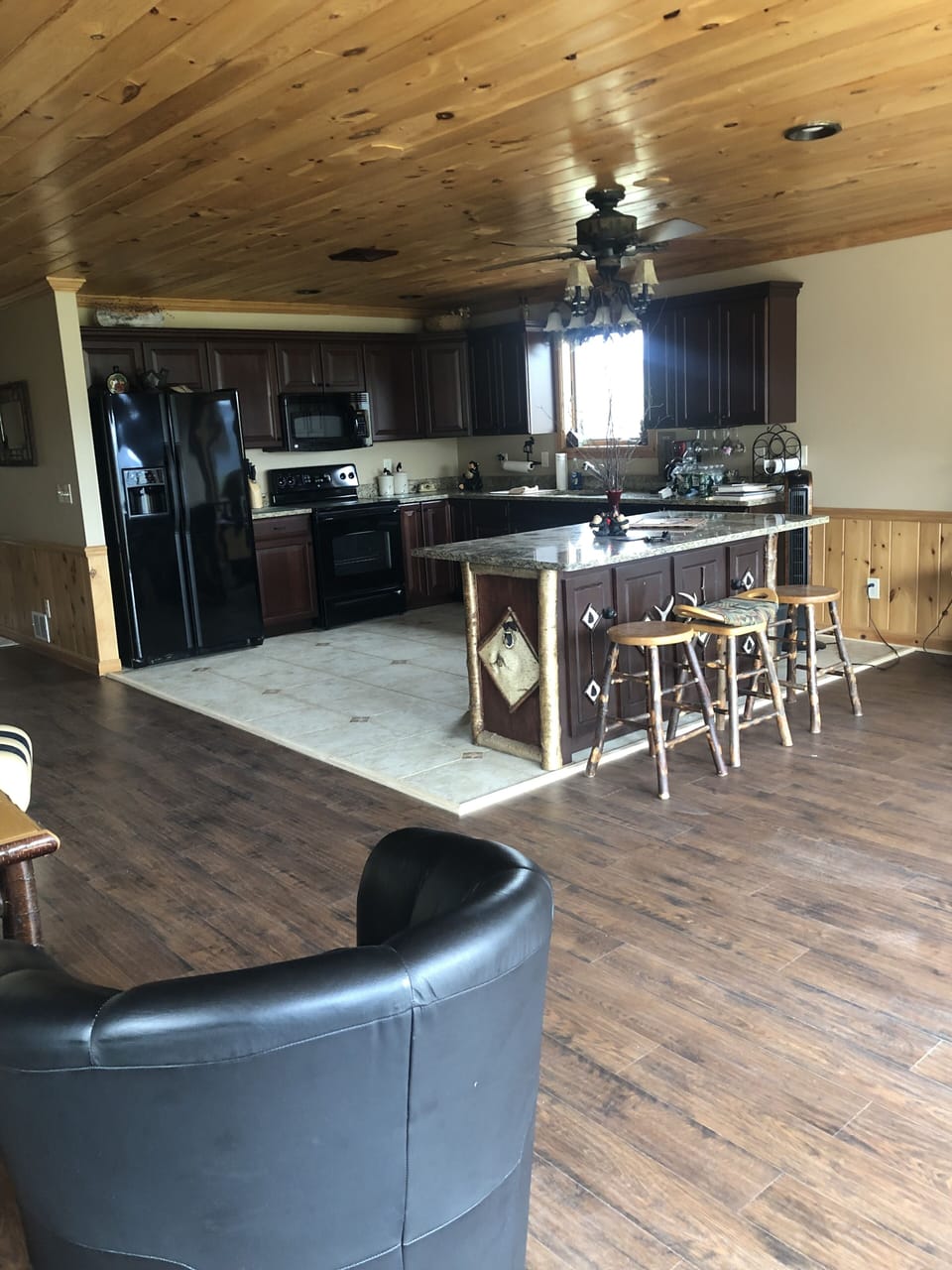 Kitchen open floor plan with center island - seating for six