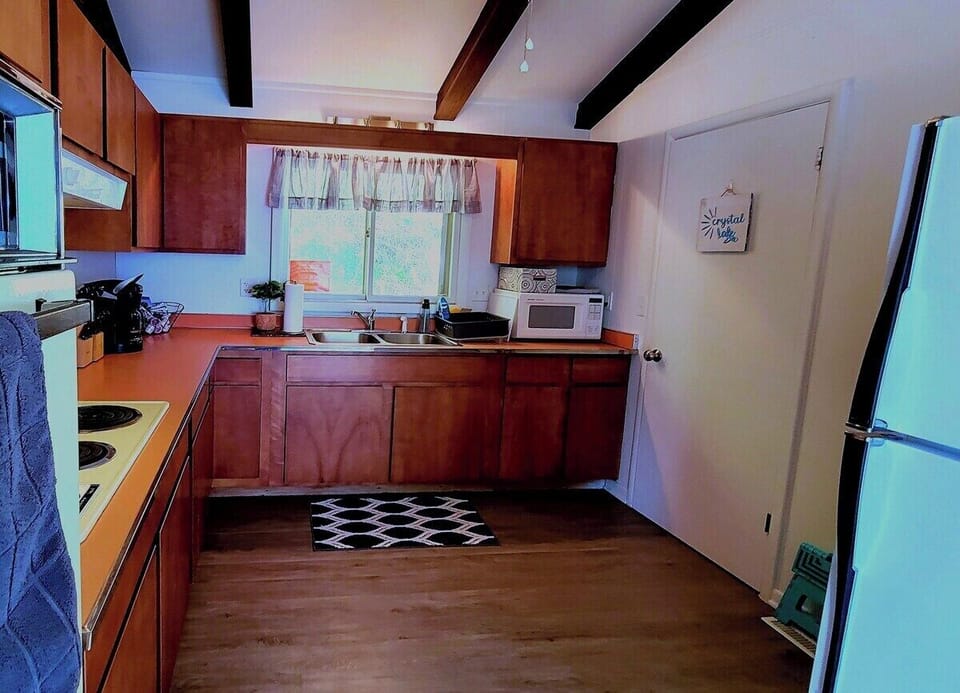 KITCHEN:  The home has a lovely kitchen with all appliances, including a Keurig coffee maker.