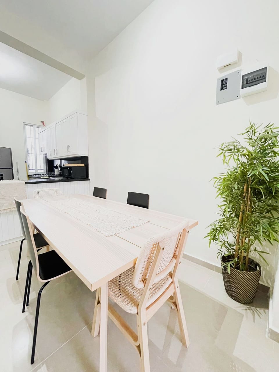 Dining area with table for up to 6 persons / Comedor con mesa para 6 personas