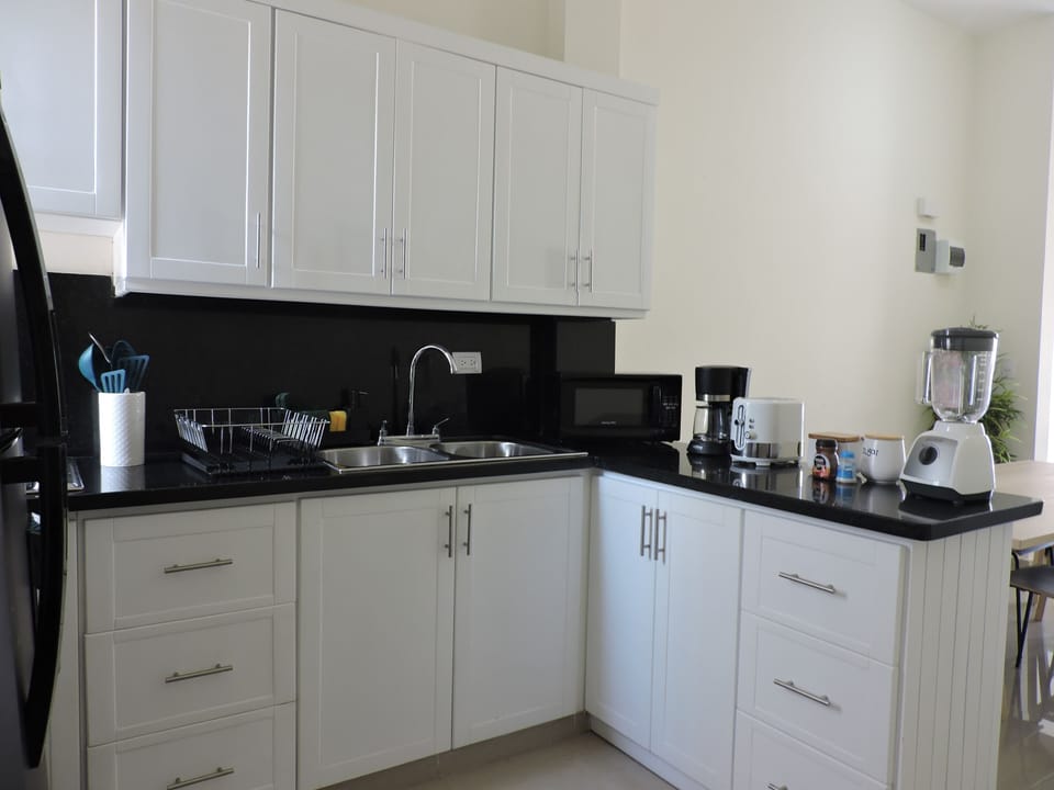 Fully Equipped Kitchen / Cocina Totalmente Equipada