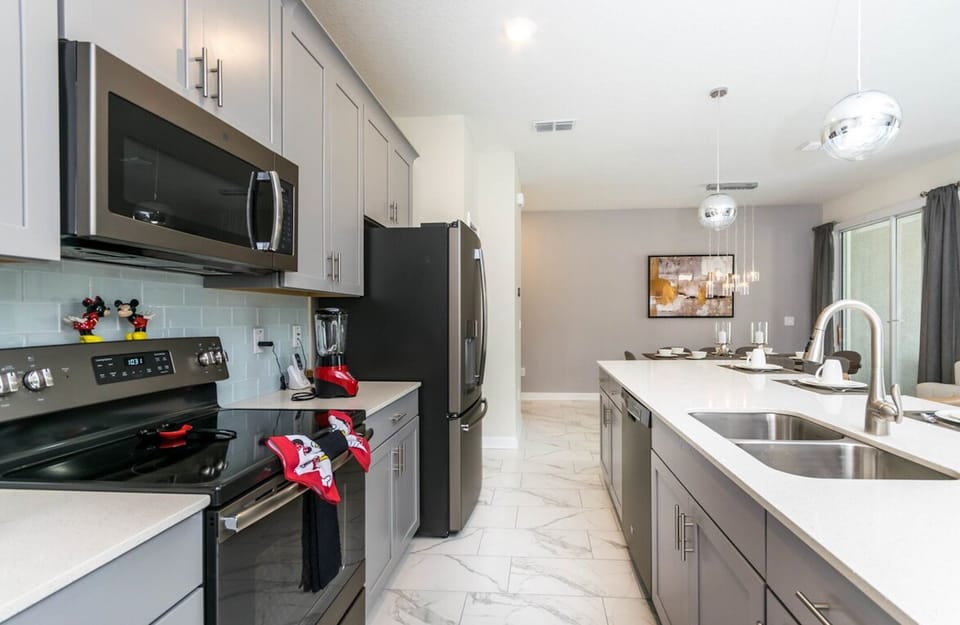 Fully equipped kitchen, blender, waffle maker, Keurig with complementary kcups