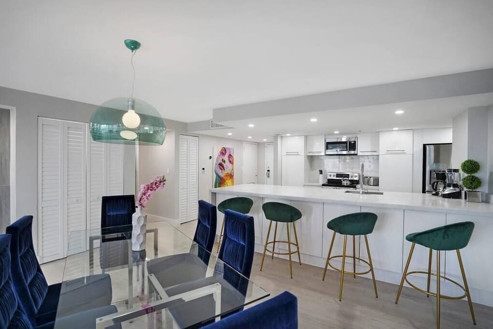 Dining area, fully equipped kitchen with seating at counter