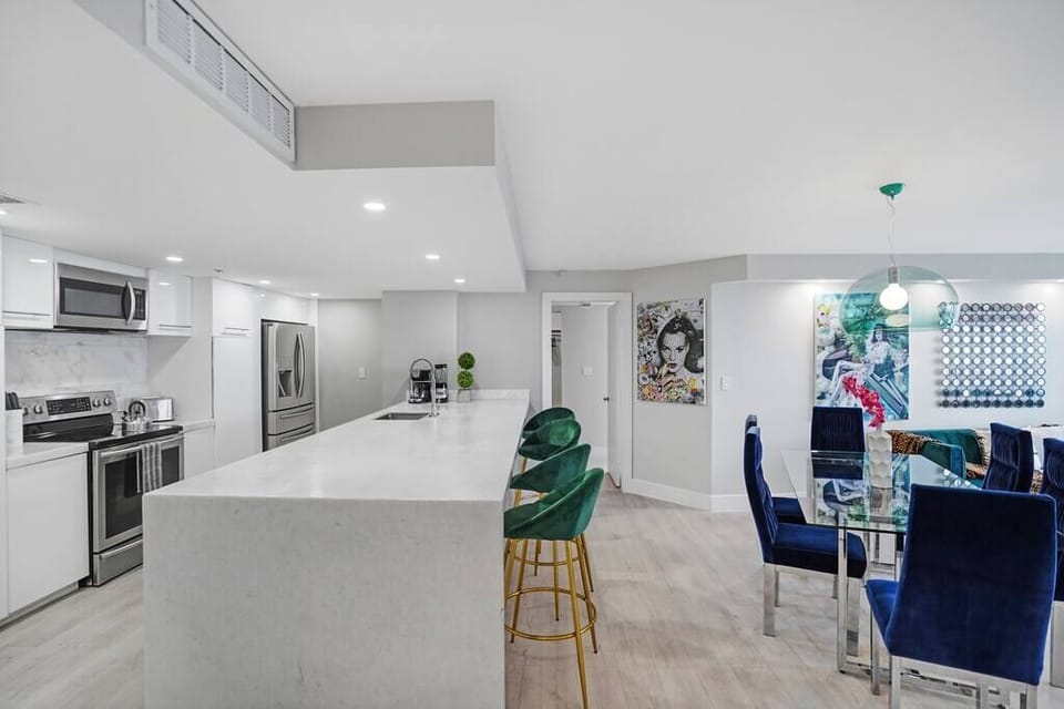 Dining area, fully equipped kitchen with seating at counter