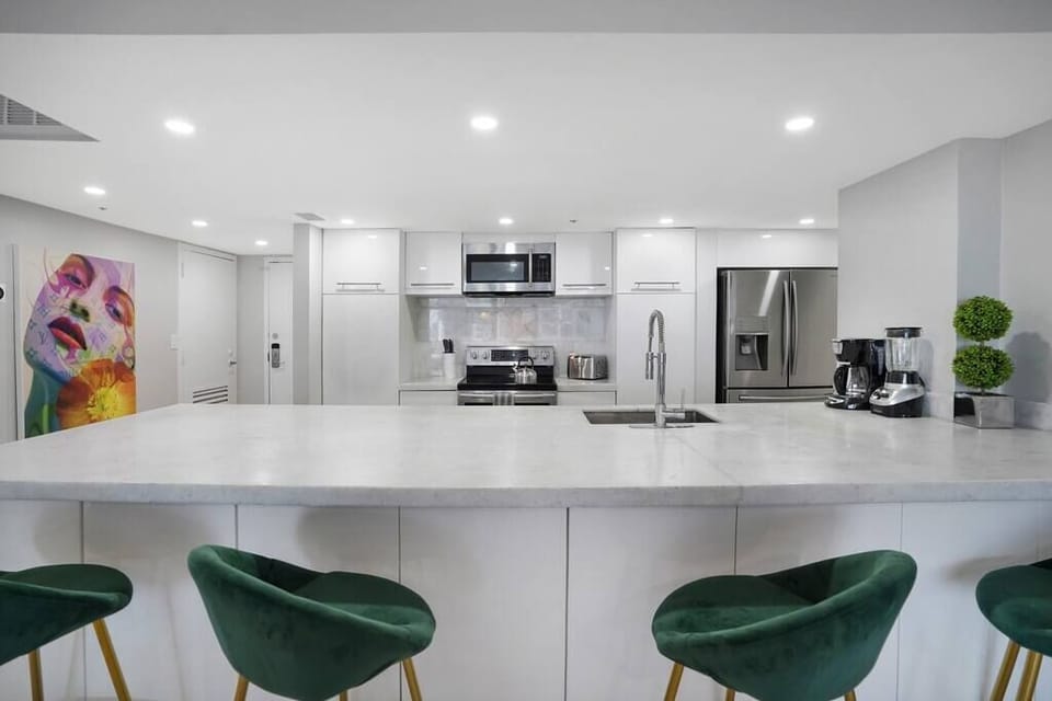 Fully equipped kitchen, seating at counter