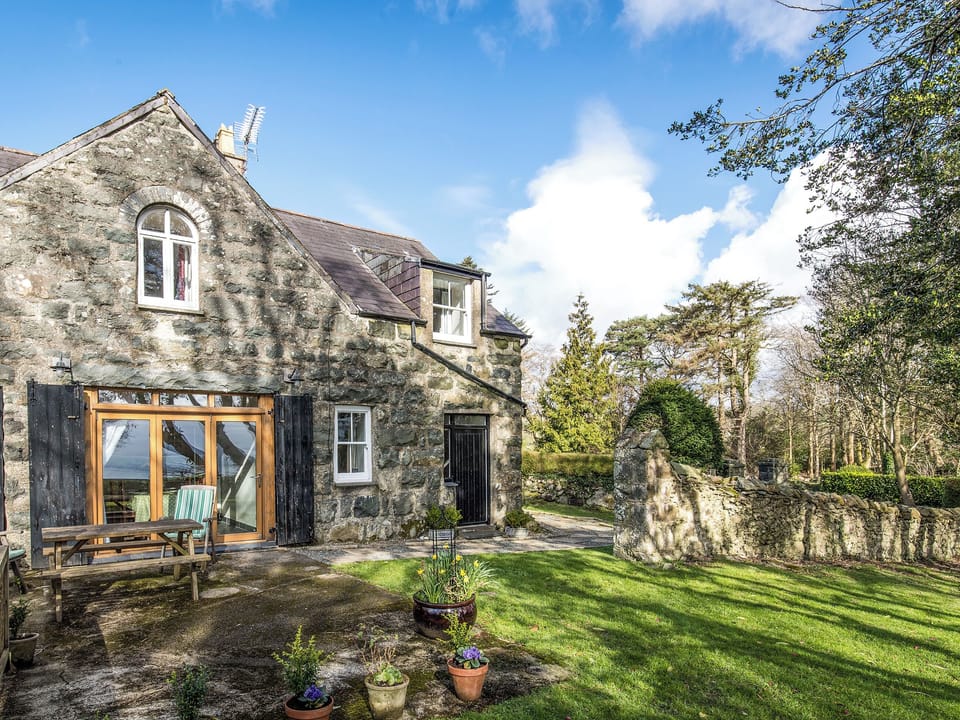 Exterior | Bwthyn Stabal - Criccieth Cottages, Criccieth