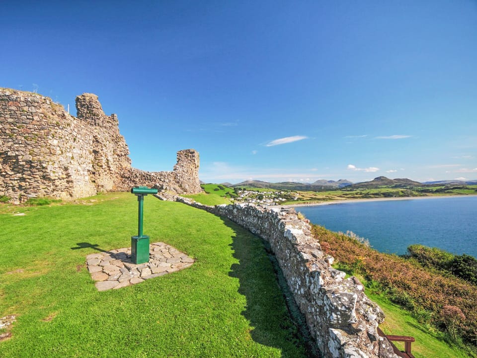 Outdoor area | Bwthyn Stabal - Criccieth Cottages, Criccieth