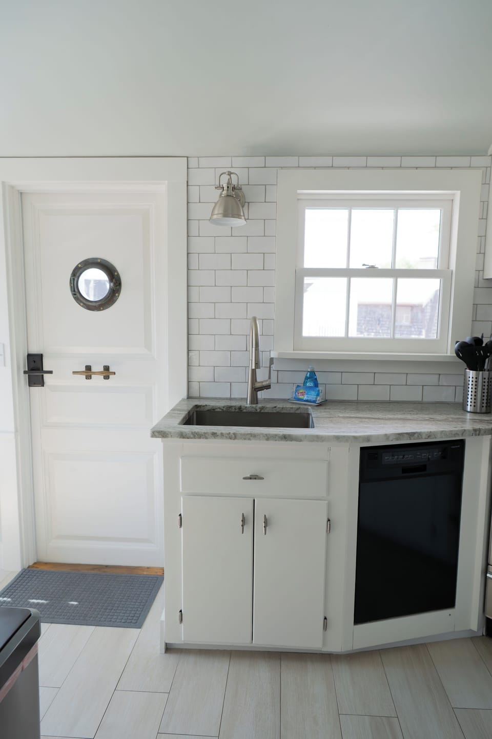 Kitchen/Entrance to apartment