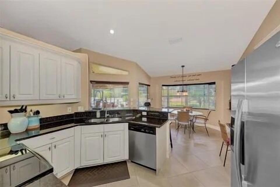 Sink, dishwasher w/seating for 4 at peninsula, table for 5. Coffee bar. 
