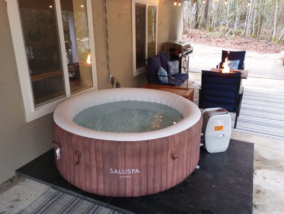 2-4 person inflatable hot tub