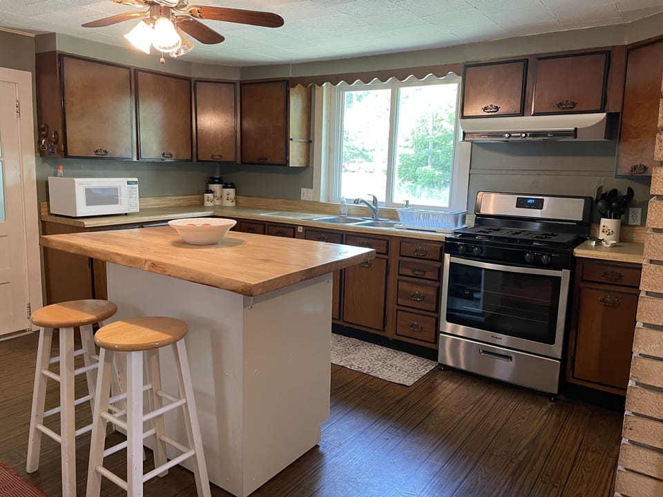 Kitchen with island and 2 stools 