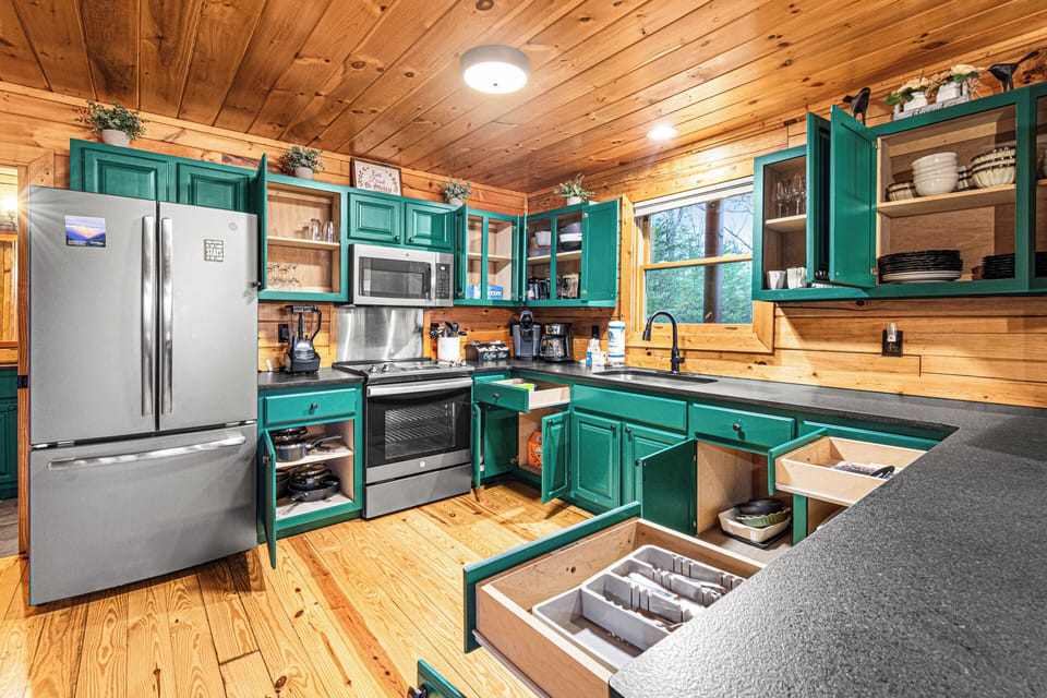 Full kitchen with all the tools you need to make and enjoy your delicacies.