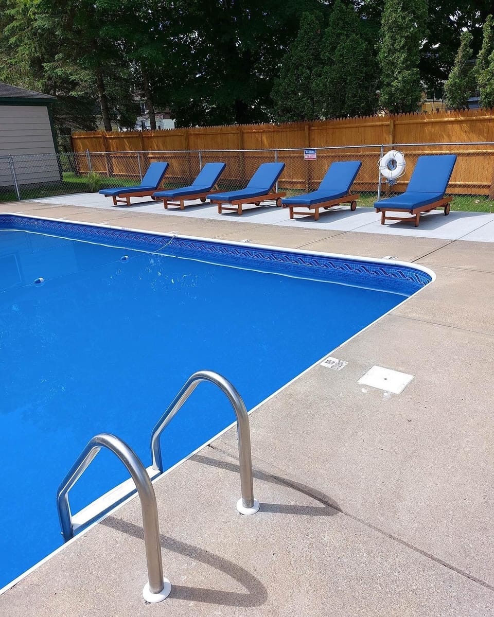 In ground pool. No Lifeguard on duty. 