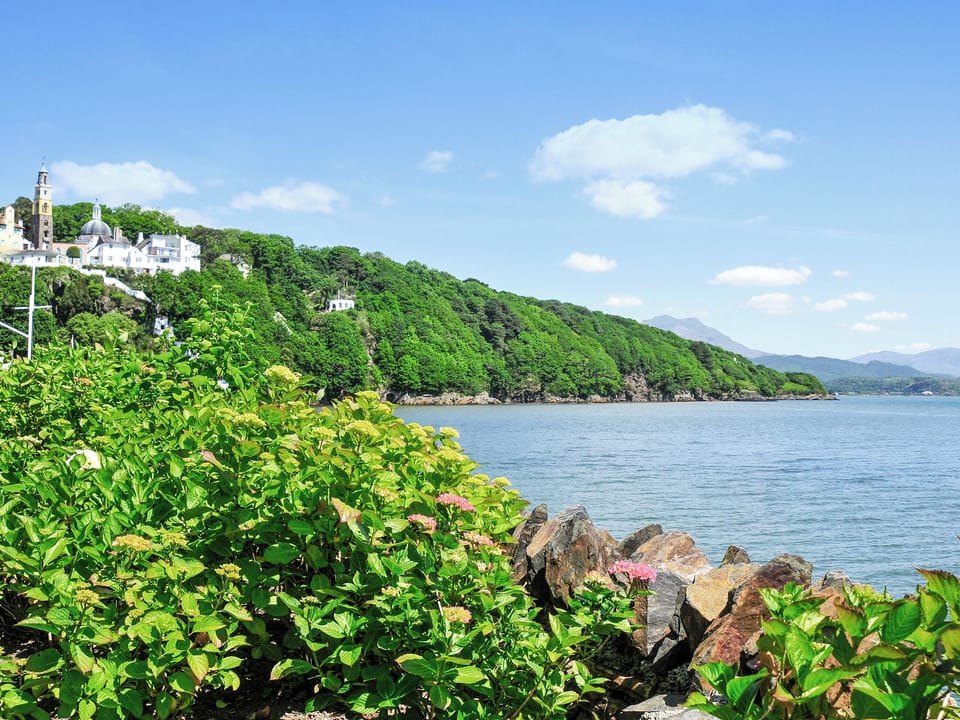 Outdoor area | Bwthyn yr Ardd - Criccieth Cottages, Criccieth