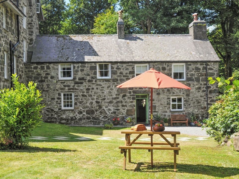 Garden and grounds | Bwthyn yr Ardd - Criccieth Cottages, Criccieth