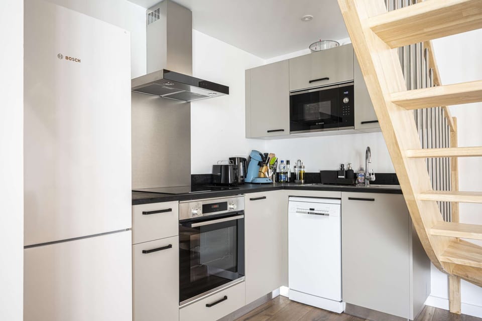 Fully equipped Bosch kitchen (dishwasher, induction hob, microwave, pyrolytic oven), Senseo coffee machine, toaster, kettle.