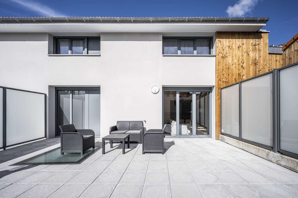 The spacious 36 m² terrace and its outdoor lounge set. Not visible in the photo: an electric barbecue, a sunshade, and a hammock.