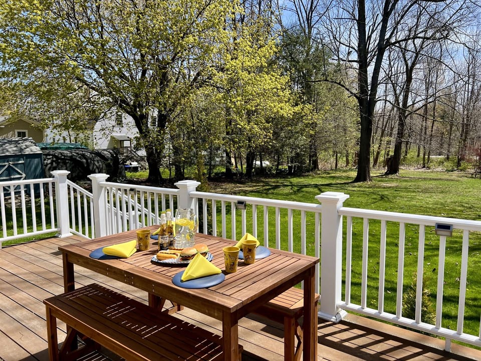 Large back deck w/ outdoor dining