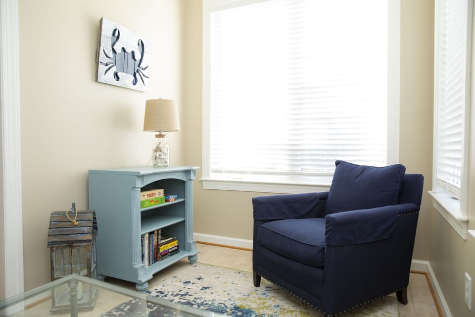 sitting area to read & relax