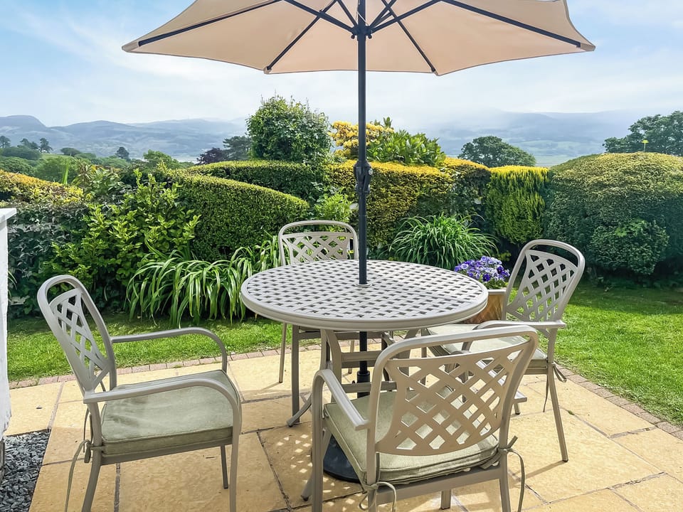 Sitting-out-area | Fron Cottage, Portmeirion