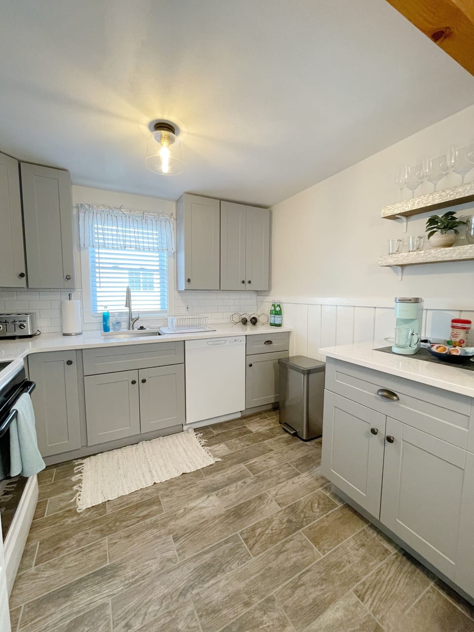 Kitchen area and coffee bar to the side