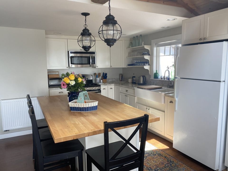 Nice sized eat in kitchen. 