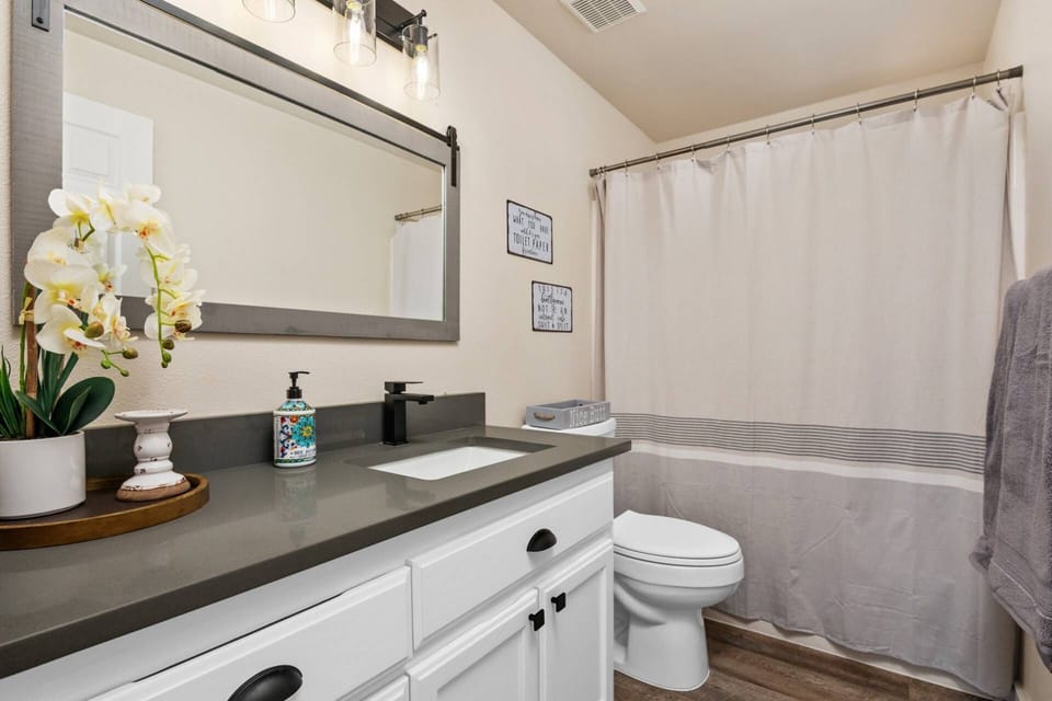 With 2.5 bathrooms everyone staying here has ample privacy.