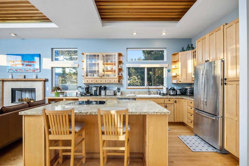 Cook delicious meals for breakfast, lunch, and dinner in this fully equipped kitchen. We suggest grabbing some seafood from a local market.